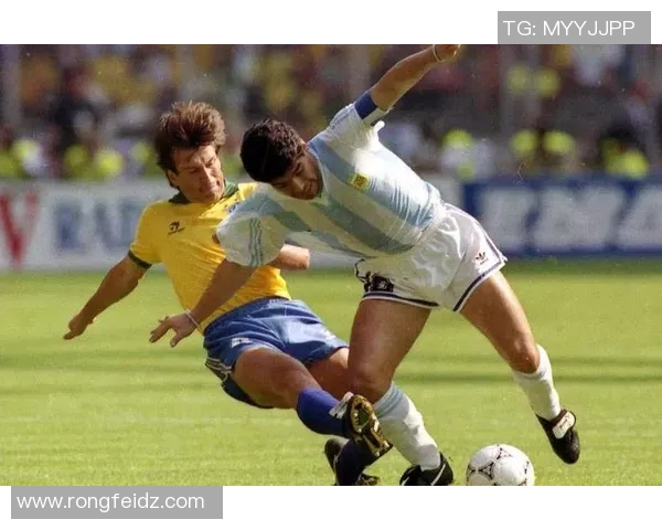 足球明星的魅力对比：黑人与白人球员的精彩瞬间与风采展示